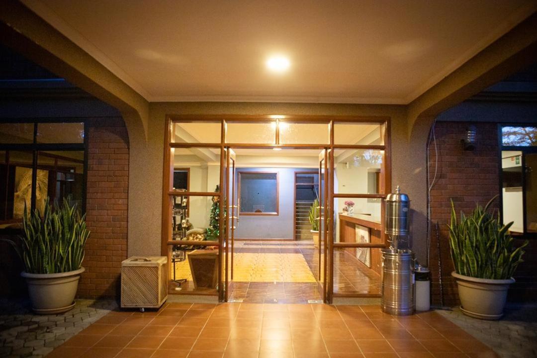 Summit Lodge Marombosa Екстериор снимка