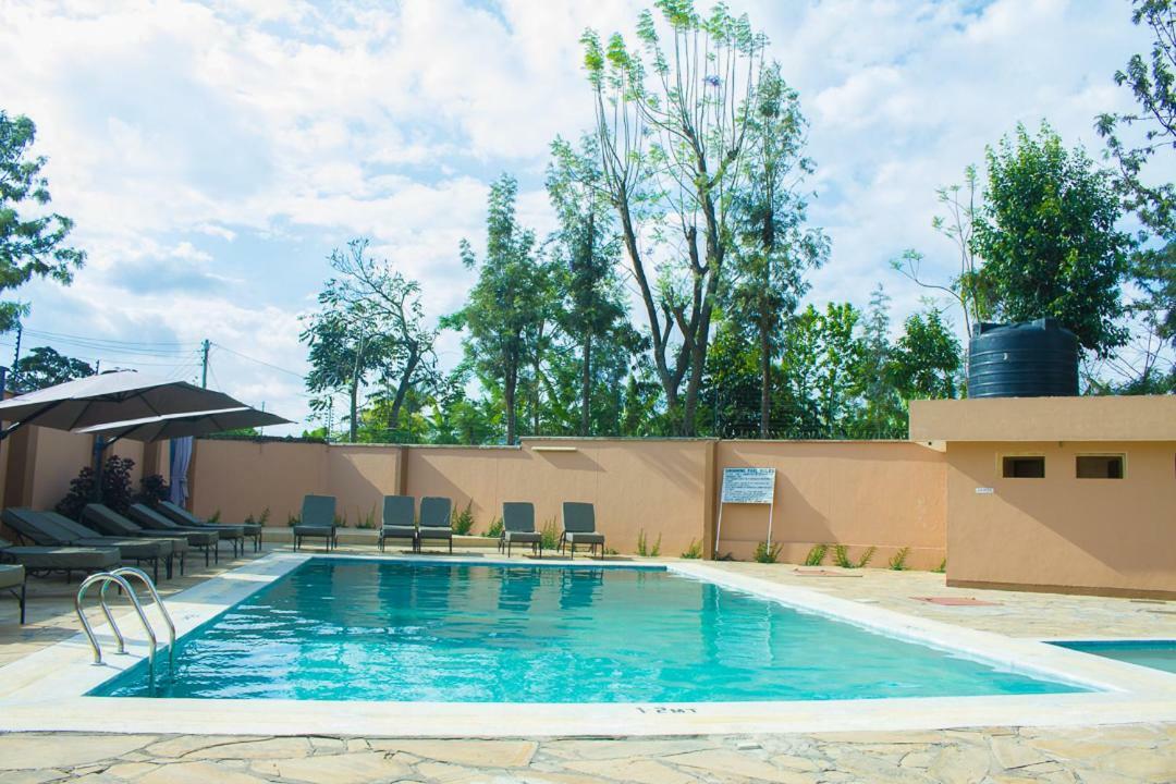 Summit Lodge Marombosa Екстериор снимка